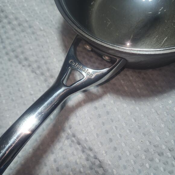 CALPHALON GUC 2.5 QT SAUCEPAN WITH LID - Picture 2 of 5